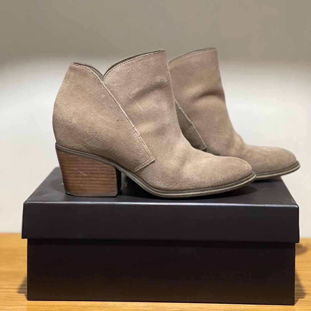 Jessica Simpson tan ankle boots size 6.5